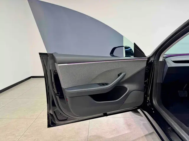 Tesla Model 3 — Фото автомобиля 14