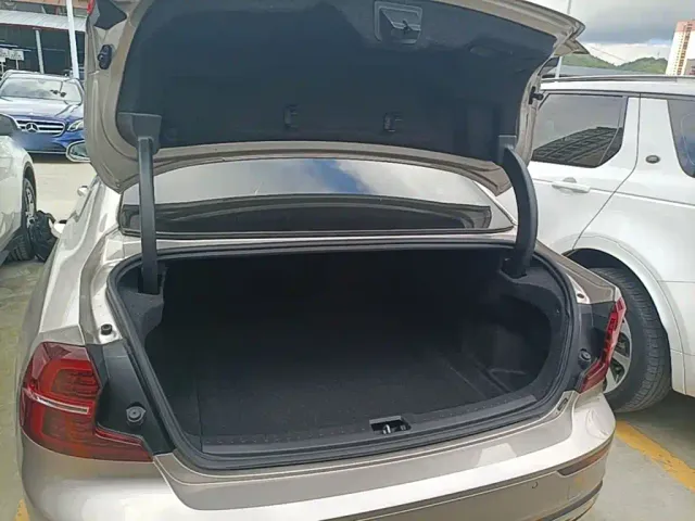 Volvo S60 — Фото автомобиля 18