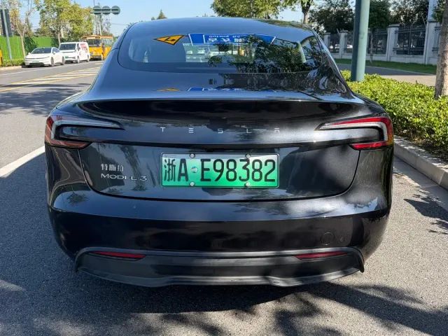 Tesla Model 3 — Фото автомобиля 4