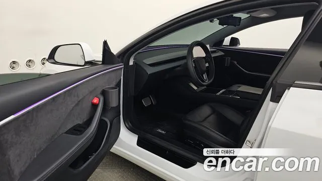 Tesla Model 3 — Фото автомобиля 15