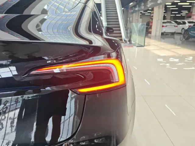 Tesla Model 3 — Фото автомобиля 19