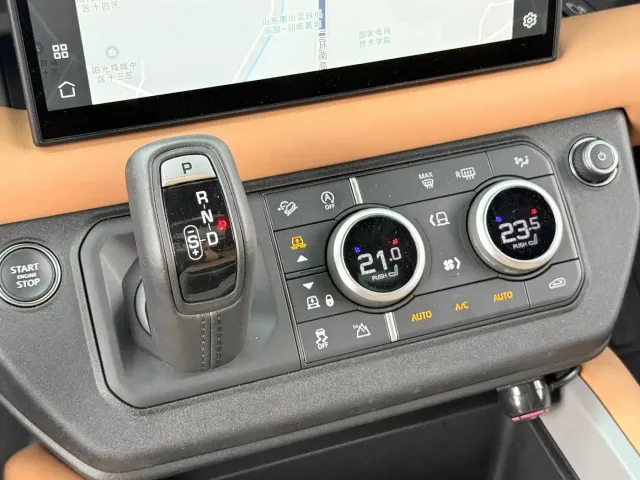 Land Rover Defender — Фото автомобиля 17