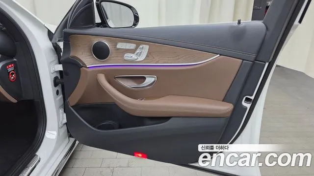 Mercedes-Benz E-Class — Фото автомобиля 24