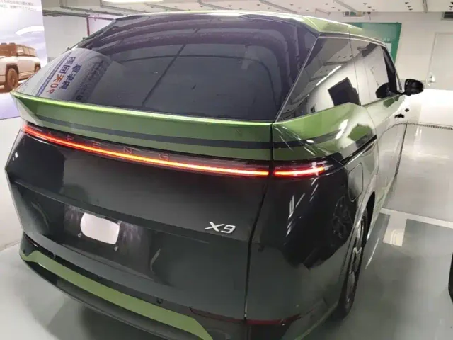 Xpeng X9 — Фото автомобиля 6