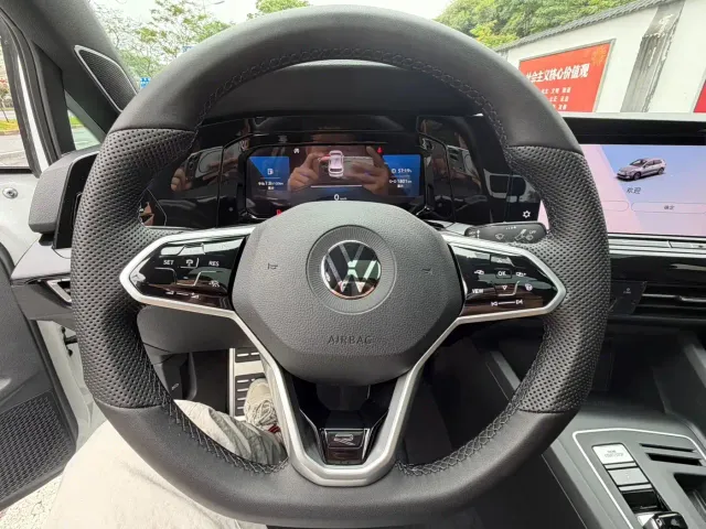 Volkswagen Golf — Фото автомобиля 15