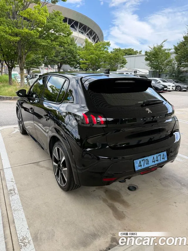 Peugeot 208 — Фото автомобиля 2