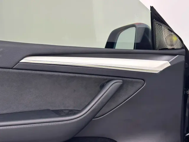 Tesla Model Y — Фото автомобиля 7