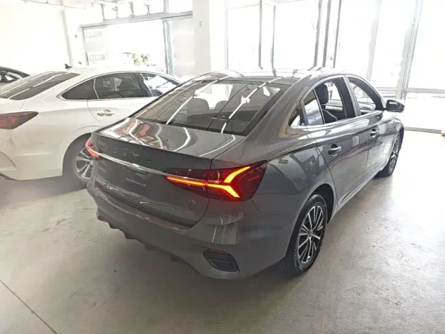 Roewe i5 — Фото автомобиля 6