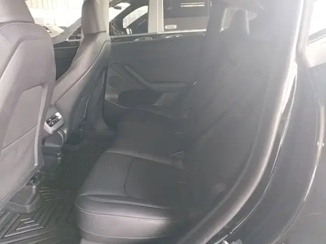 Tesla Model Y — Фото автомобиля 16