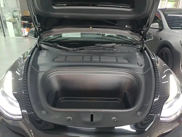 Tesla Model Y — Фото автомобиля 19