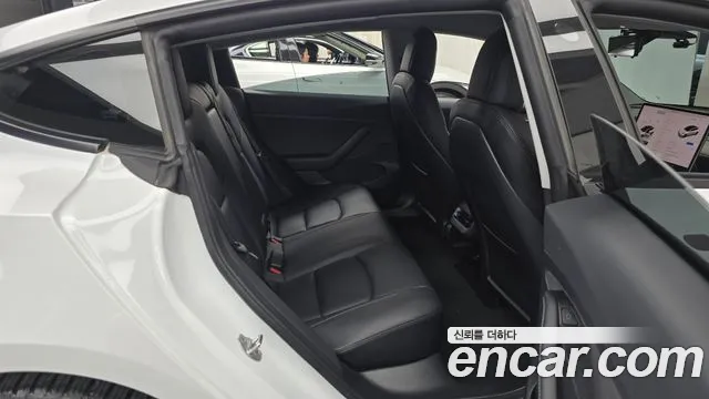 Tesla Model 3 — Фото автомобиля 12