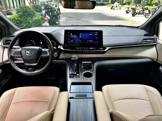 Toyota Sienna — Фото автомобиля 6