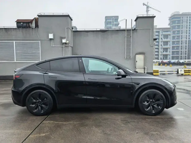 Tesla Model Y — Фото автомобиля 6