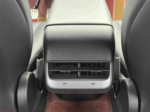 Tesla Model Y — Фото автомобиля 14