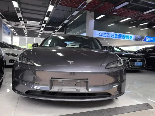 Tesla Model 3 — Фото автомобиля 2
