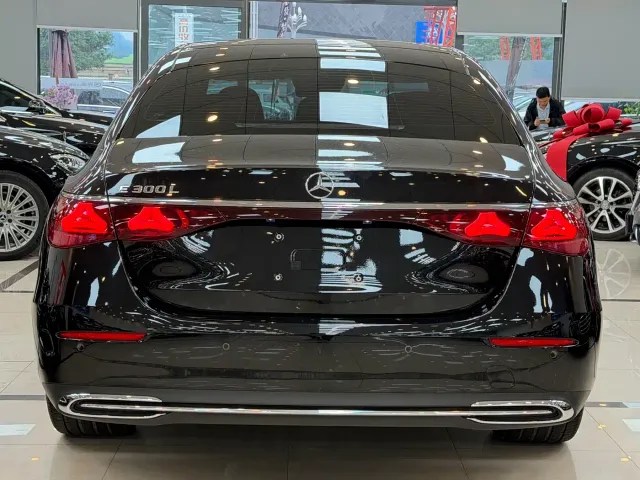 Mercedes-Benz E-Class — Фото автомобиля 20