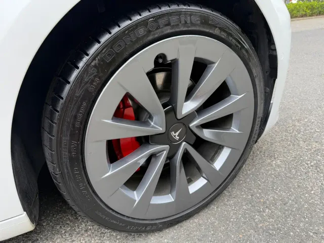 Tesla Model 3 — Фото автомобиля 10