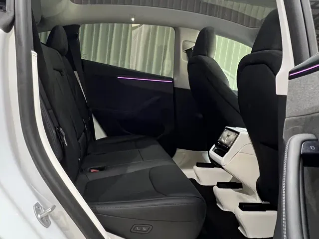 Tesla Model Y — Фото автомобиля 18