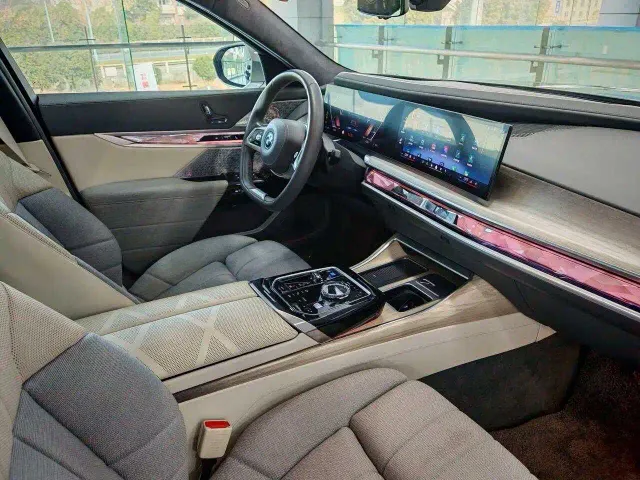 BMW i7 — Фото автомобиля 14