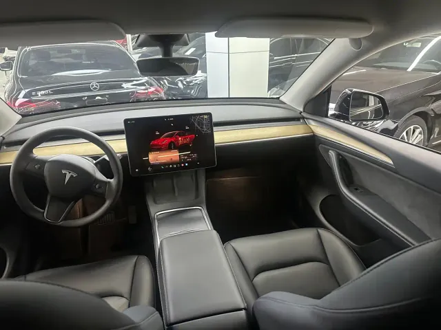Tesla Model Y — Фото автомобиля 6