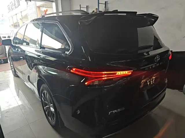 Toyota Sienna — Фото автомобиля 4