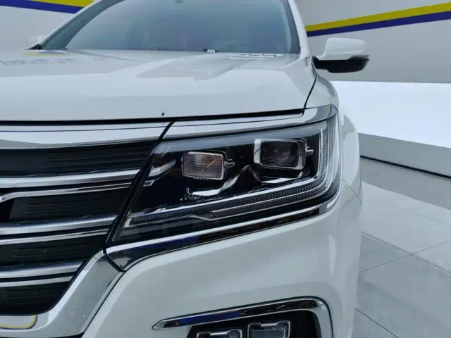 Roewe RX8 — Фото автомобиля 5