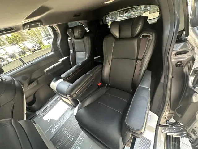Toyota Sienna — Фото автомобиля 10
