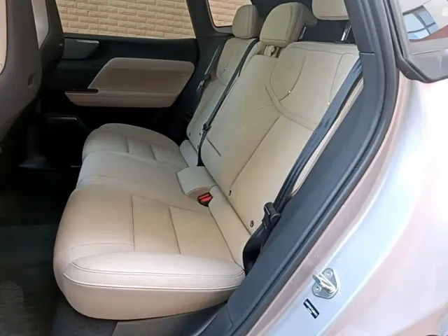 Volvo XC70 Plug-in Hybrid — Фото автомобиля 16