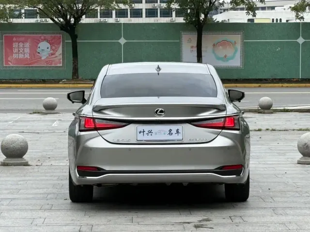 Lexus ES — Фото автомобиля 14