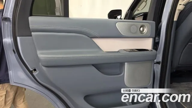 Lincoln Navigator — Фото автомобиля 25