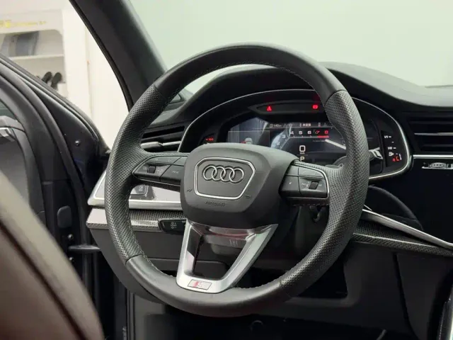 Audi SQ7 — Фото автомобиля 14