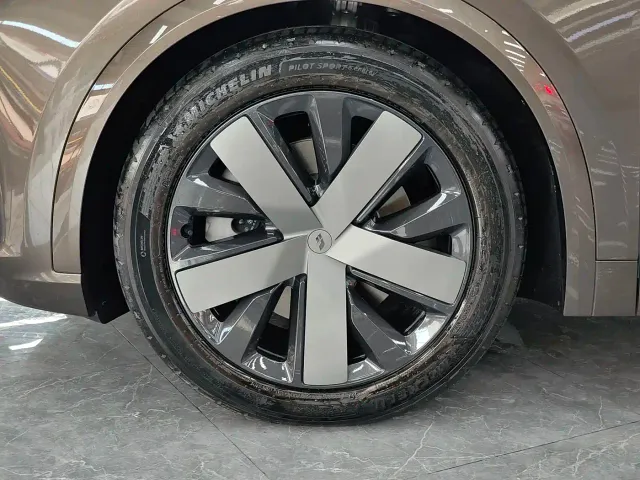 Li Auto L8 — Фото автомобиля 14