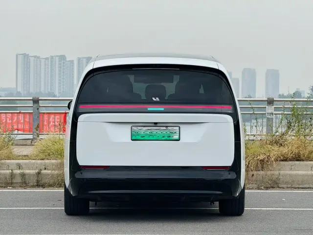 Li Auto MEGA — Фото автомобиля 12