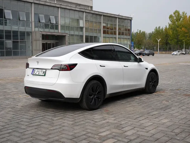 Tesla Model Y — Фото автомобиля 5