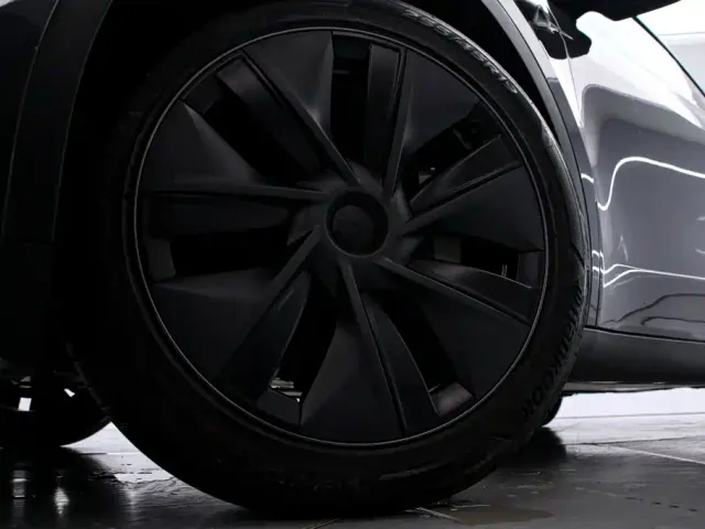 Tesla Model Y — Фото автомобиля 16