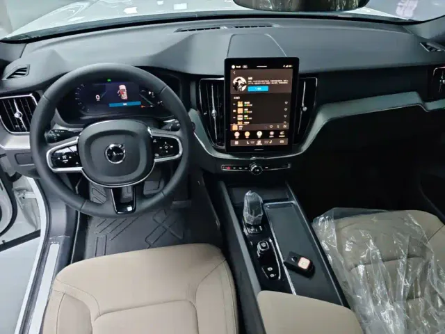 Volvo XC60 — Фото автомобиля 9