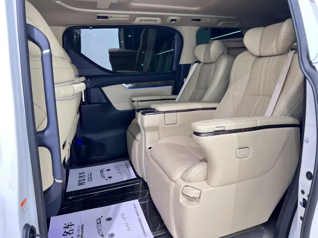 Toyota Alphard — Фото автомобиля 16