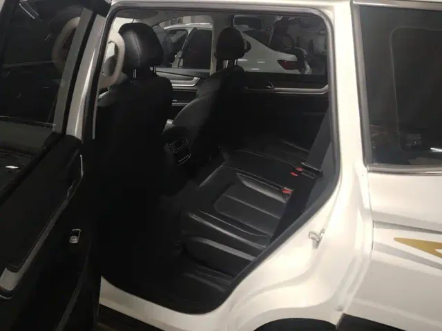 Roewe RX8 — Фото автомобиля 11