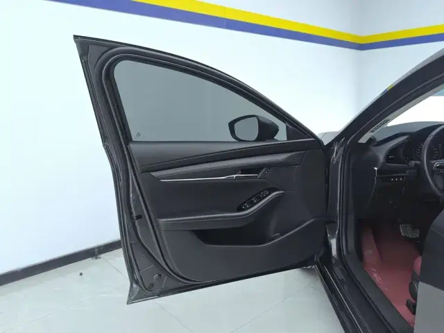 Mazda Axela — Фото автомобиля 7