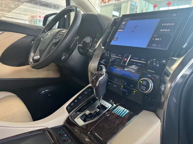 Toyota Alphard — Фото автомобиля 10