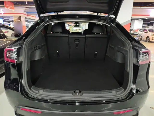 Tesla Model Y — Фото автомобиля 18