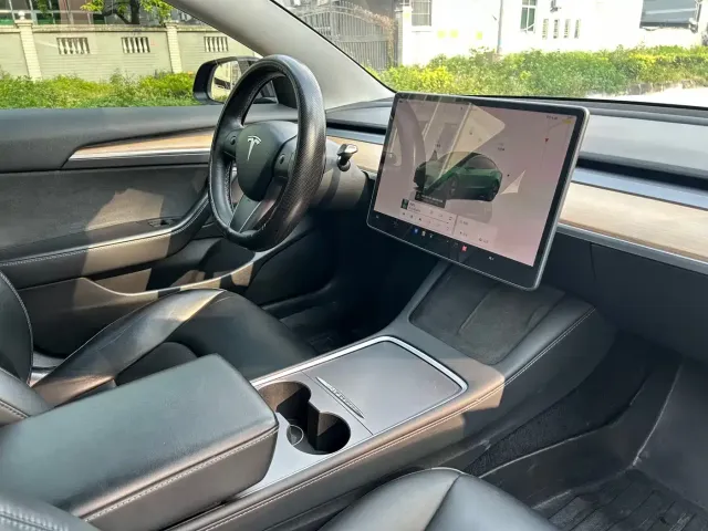 Tesla Model 3 — Фото автомобиля 10