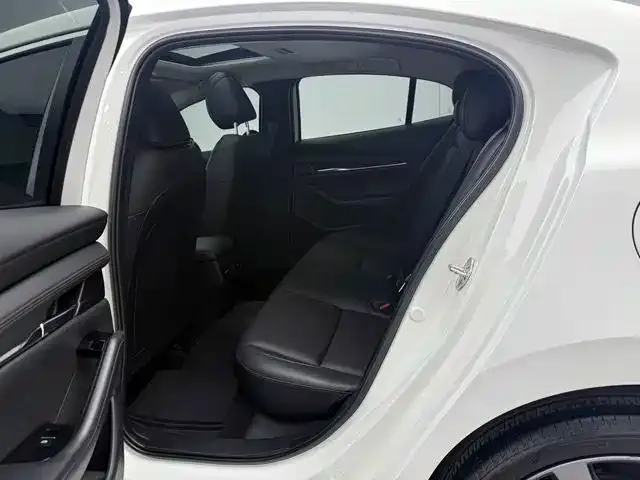 Mazda Axela — Фото автомобиля 10
