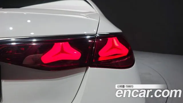 Mercedes-Benz E-Class — Фото автомобиля 21