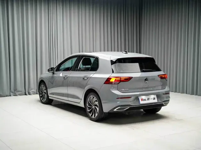 Volkswagen Golf — Фото автомобиля 12