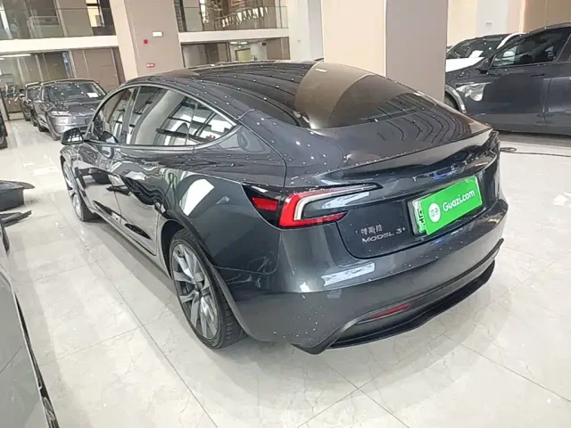 Tesla Model 3 — Фото автомобиля 4