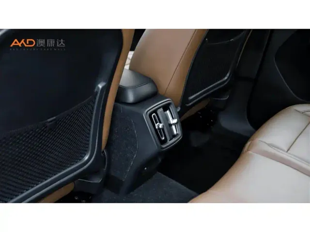 Volvo XC40 — Фото автомобиля 9