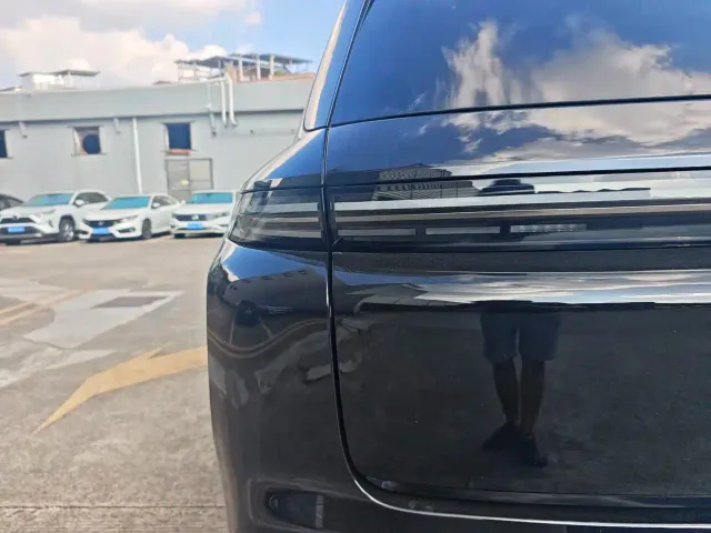 Li Auto L8 — Фото автомобиля 16