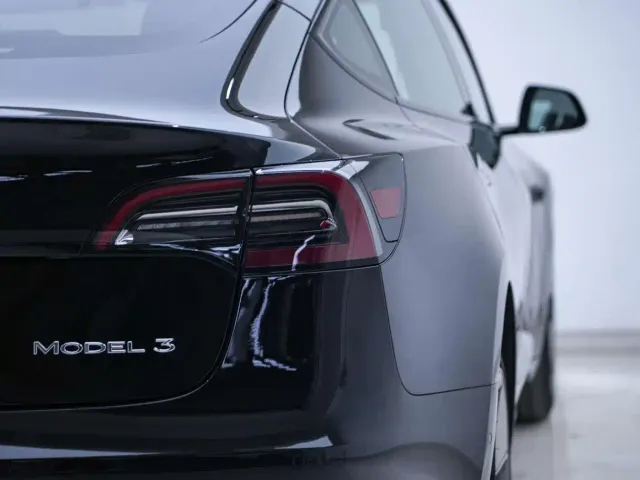 Tesla Model 3 — Фото автомобиля 11