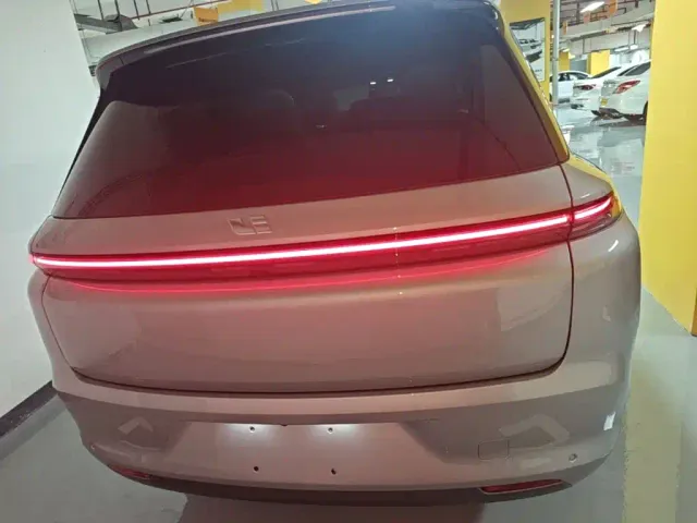 Li Auto L8 — Фото автомобиля 5